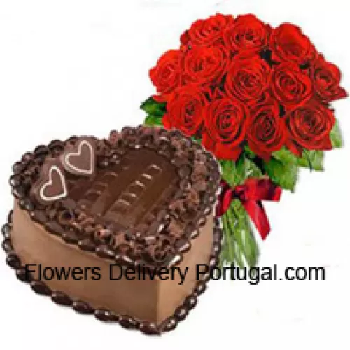 Bouquet de 11 roses rouges avec des garnitures saisonnières accompagné d'un gâteau au chocolat en forme de cœur de 1 kg
