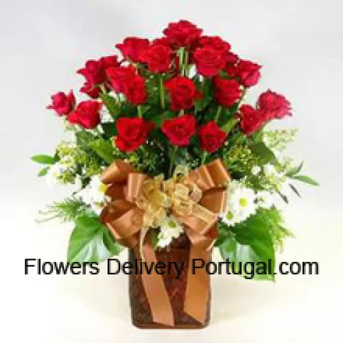 23 roses rouges et 14 gerberas blancs avec des remplissages saisonniers dans un vase