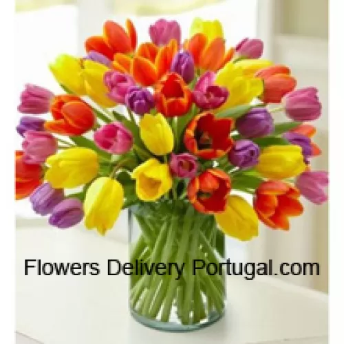 Tulipes colorées mélangées dans un vase en verre - Veuillez noter que en cas de non-disponibilité de certaines fleurs saisonnières, celles-ci seront remplacées par d'autres fleurs de même valeur