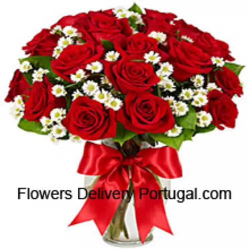 25 Roses rouges avec quelques fougères dans un vase en verre