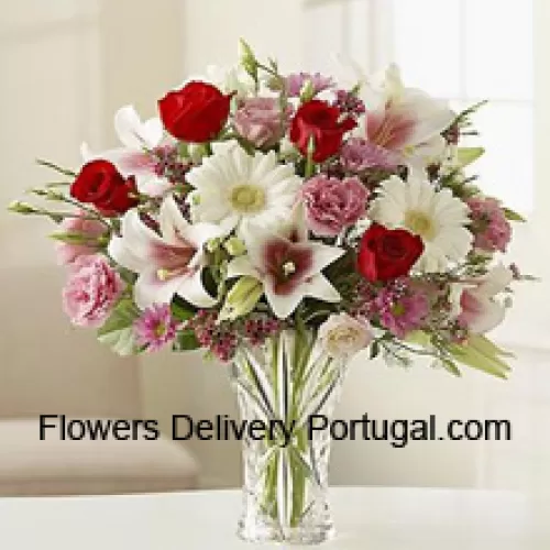 Roses rouges, œillets roses, gerberas blancs et lys blancs avec d'autres fleurs assorties dans un vase en verre