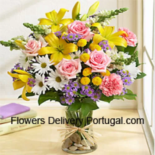 Roses roses, œillets roses, gerberas blancs et lis jaunes avec des remplissages saisonniers dans un vase en verre