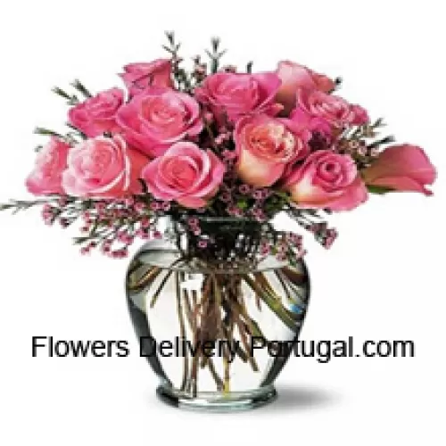 11 roses roses avec quelques fougères dans un vase
