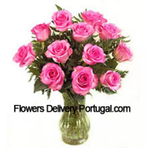 11 Roses Roses avec des Fougères dans un Vase