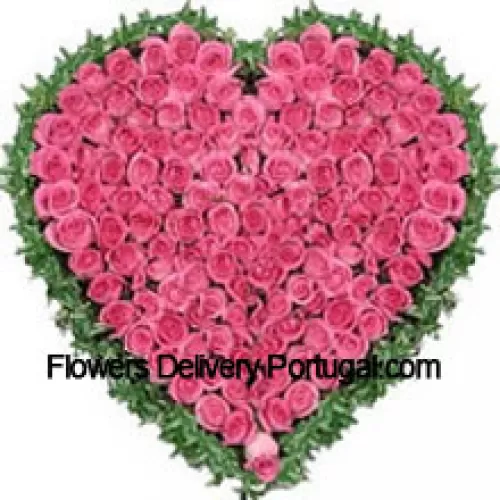 Arrangement en forme de cœur de 101 roses roses