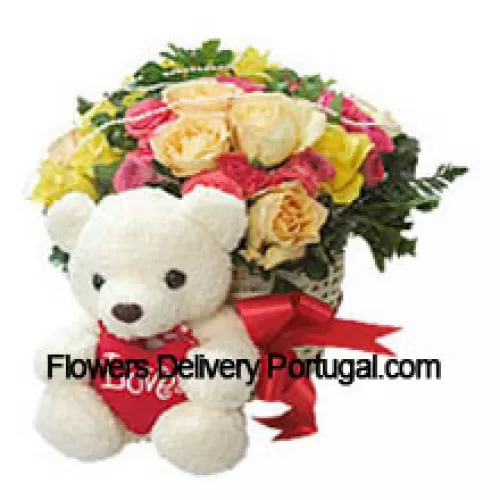 Panier de 25 roses de couleurs mélangées avec un ours en peluche de taille moyenne