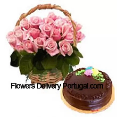 Panier de 25 roses roses accompagné d'un gâteau au chocolat truffe de 1 kg