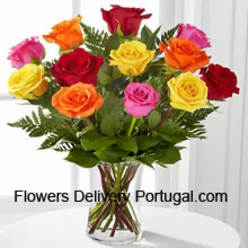 11 Roses de Couleurs Mélangées Avec Quelques Fougères dans un Vase