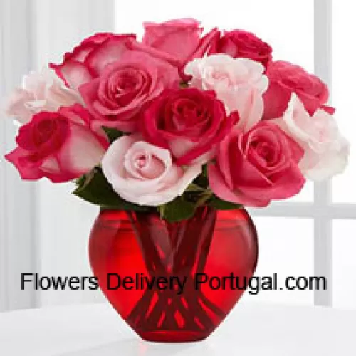 8 Roses Foncées Avec 5 Roses Roses Clair Dans un Vase en Verre